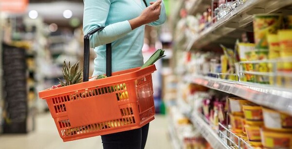 Σε ποια προϊόντα διατροφής και καταστήματα θα μειωθεί ο ΦΠΑ στο 13%