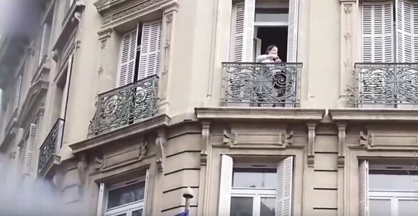 Εικόνες Μαρφίν στο Παρίσι - Μητέρα και βρέφος εγκλωβίστηκαν σε διαμέρισμα πάνω από φλεγόμενη τράπεζα