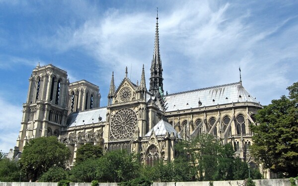 Ένας στους δύο Γάλλους θέλει να ξαναχτιστεί η Παναγία των Παρισίων όπως ακριβώς ήταν