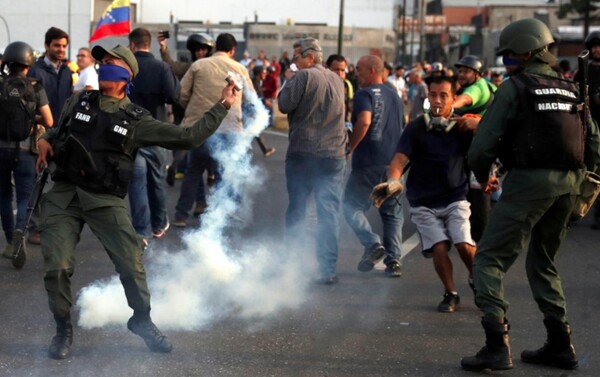 Χάος στη Βενεζουέλα: Ανταλλαγή πυροβολισμών και χρήση χημικών