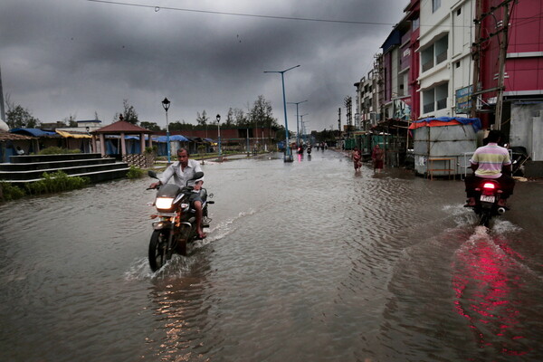 Ινδία: 8 νεκροί από τον κυκλώνα Φάνι - Κατευθύνεται προς την Καλκούτα