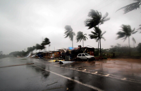 Ινδία: 8 νεκροί από τον κυκλώνα Φάνι - Κατευθύνεται προς την Καλκούτα
