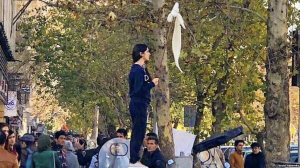 Φυλάκισαν γυναίκα στο Ιράν επειδή έβγαλε δημοσίως τη μαντίλα της