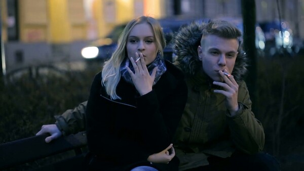 Τα ζευγάρια κόβουν πιο εύκολα το κάπνισμα από ό,τι μόνος του ο καθένας