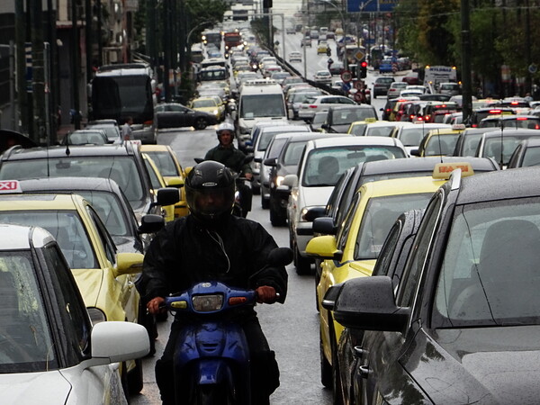 Τεράστια κυκλοφοριακά προβλήματα στην Αττική εξαιτίας της βροχής