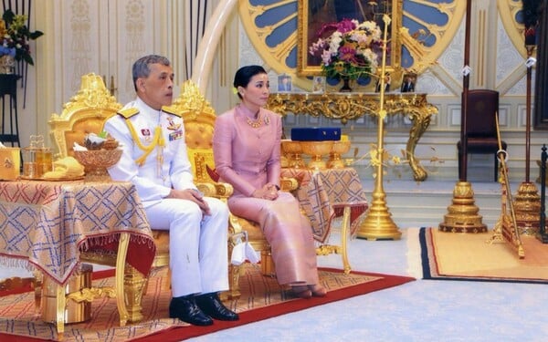Στα πόδια του βασιλιά η νέα βασίλισσα Σουτίντα της Ταϊλάνδης - Ανακοινώθηκε ξαφνικά ο γάμος του με την στρατηγό