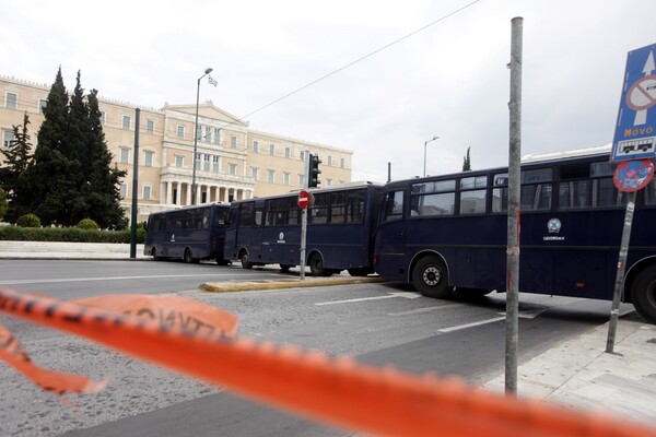 Δρακόντεια μέτρα ασφαλείας για τις παρελάσεις σε όλη τη χώρα - Ποιοι δρόμοι κλείνουν στην Αθήνα