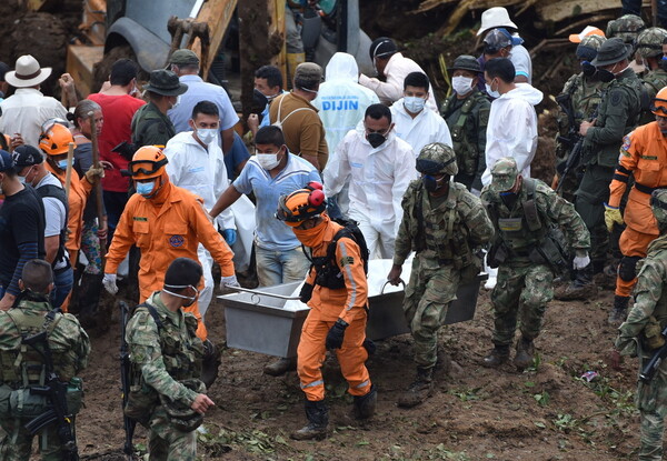 Κολομβία: 33 νεκροί από κατολίσθηση που σκέπασε ολόκληρα σπίτια