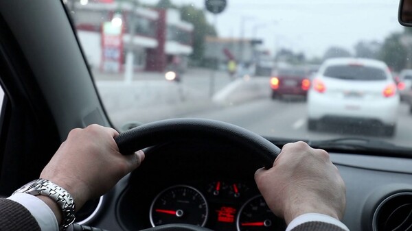 Η Κομισιόν ζητά «κόφτη» ταχύτητας και ανιχνευτές υπνηλίας στα νέα αυτοκίνητα
