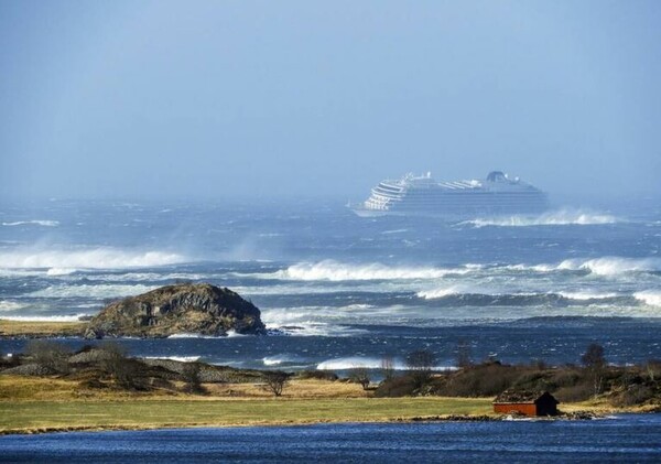 Νoρβηγία: 440 επιβάτες απομακρύνθηκαν από το κρουαζιερόπλοιο - Μεγάλα κύματα στη θάλασσα