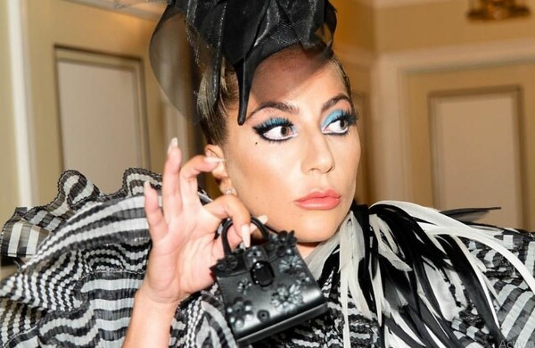 Το Met Gala δεν έχει καν γίνει και η Lady Gaga ήδη μονοπωλεί τα φλας