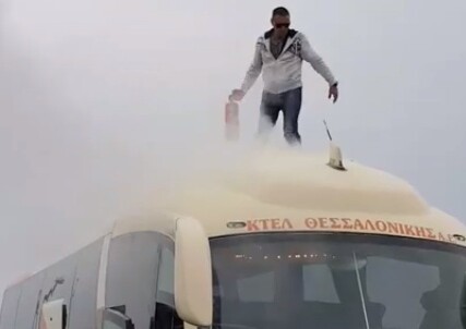 Λεωφορείο του ΚΤΕΛ Θεσσαλονίκης έπιασε φωτιά εν κινήσει