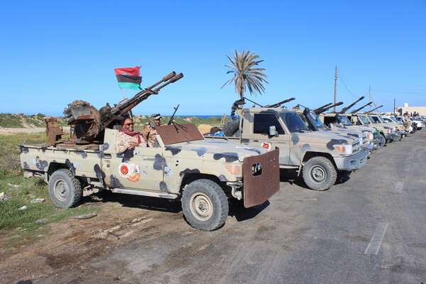 Στα άκρα η Λιβύη: Ο Χάφταρ εξαπέλυσε αεροπορική επιδρομή σε προάστιο της Τρίπολης