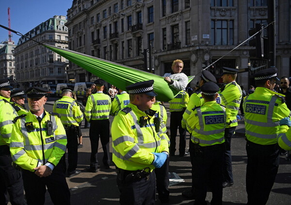 Λονδίνο: Έκτη μέρα αποκλεισμών δρόμων για το περιβάλλον - Ξεπέρασαν τις 700 οι συλλήψεις