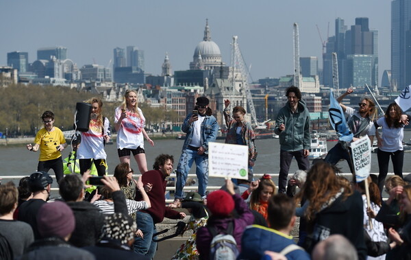 Διαδηλωτές για το περιβάλλον απέκλεισαν κεντρικά σημεία του Λονδίνου