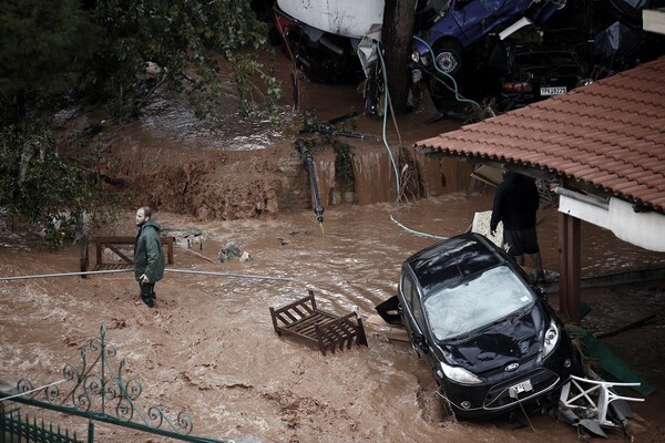 Αγωγές για αποζημίωση καταθέτουν συγγενείς θυμάτων από τις πλημμύρες στην Μάνδρα Αττικής