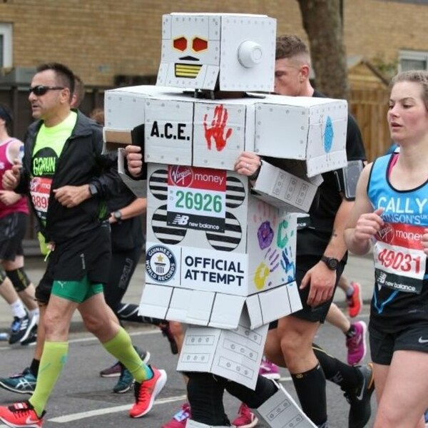 Έτρεξε ντυμένος «Μπιγκ Μπεν» στον Μαραθώνιο του Λονδίνου και το «πλήρωσε» στη γραμμή του τερματισμού