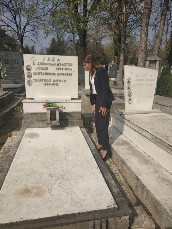 Η Μπέττυ Μπαζιάνα άφησε λουλούδια στον τάφο του Αλέξη Ζορμπά