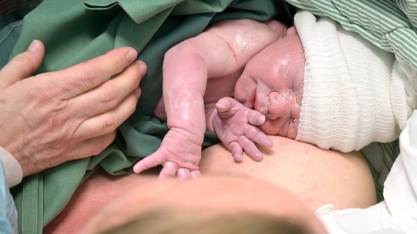 Γεννήθηκε το πρώτο μωρό μετά από ρομποτικά υποβοηθούμενη μεταμόσχευση μήτρας