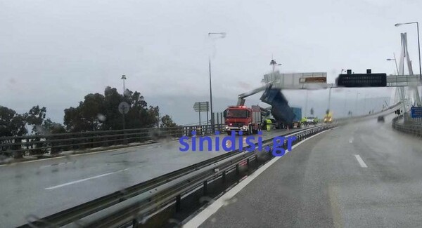 Ισχυροί άνεμοι κάρφωσαν καρότσα φορτηγού στην πινακίδα της γέφυρας Ρίου – Αντιρρίου