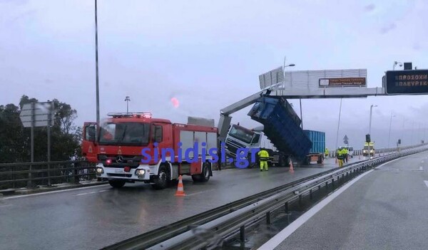 Ισχυροί άνεμοι κάρφωσαν καρότσα φορτηγού στην πινακίδα της γέφυρας Ρίου – Αντιρρίου