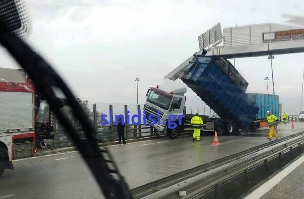 Ισχυροί άνεμοι κάρφωσαν καρότσα φορτηγού στην πινακίδα της γέφυρας Ρίου – Αντιρρίου