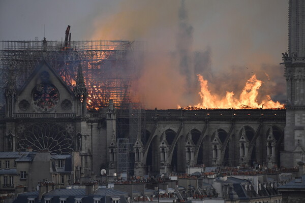 Παναγία των Παρισίων: Εικόνες απόλυτης καταστροφής στον ιστορικό καθεδρικό ναό