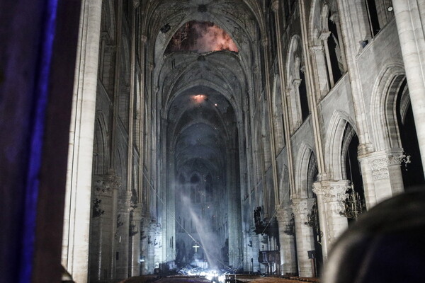 Παναγία των Παρισίων: «Απείχαμε 15 - 30 λεπτά από ολική καταστροφή», λέει η πυροσβεστική