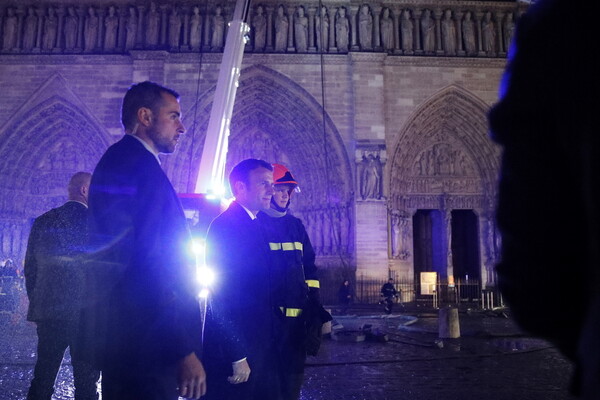 Υπό έλεγχο η φωτιά στην Παναγία των Παρισίων - Παγκόσμια θλίψη για την τεράστια καταστροφή