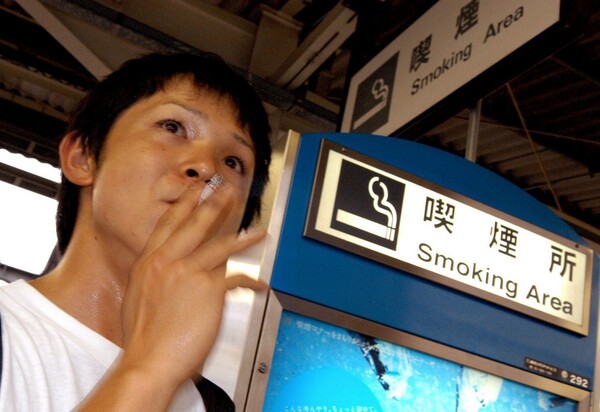 Ιαπωνία: Πανεπιστήμιο «κόβει» τους καπνιστές από τις προσλήψεις εκπαιδευτικού προσωπικού