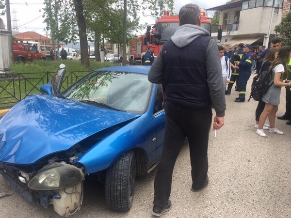 Σοβαρό τροχαίο: Αυτοκίνητο παρέσυρε και τραυμάτισε μαθήτριες στο Αγρίνιο