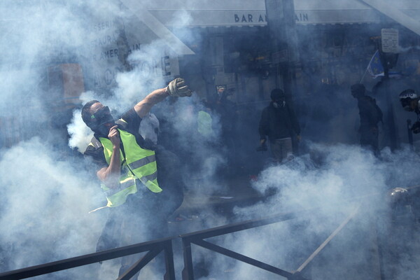 Σοβαρά επεισόδια στο Παρίσι για την Πρωτομαγιά - Black Blocs και Κίτρινα Γιλέκα συγκρούστηκαν με την αστυνομία