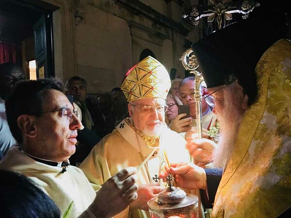 Χιλιάδες βεγγαλικά στην Κέρκυρα - Ορθόδοξοι και Καθολικοί γιόρτασαν μαζί την Ανάσταση