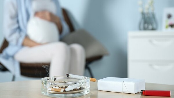 Αυξημένος κίνδυνος καρδιοπάθειας για το μωρό αν καπνίζει ο πατέρας