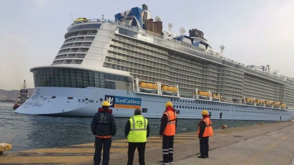 Στον Πειραιά το μεγαλύτερο κρουαζιερόπλοιο του κόσμου - Μεταφέρει 3.000 επιβάτες