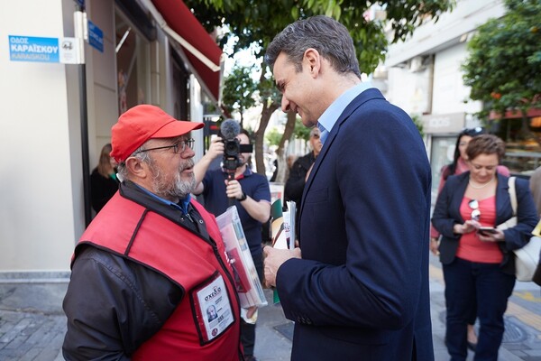 Στον Πειραιά ο Κ. Μητσοτάκης - Αγόρασε λαχείο και το περιοδικό «Σχεδία»