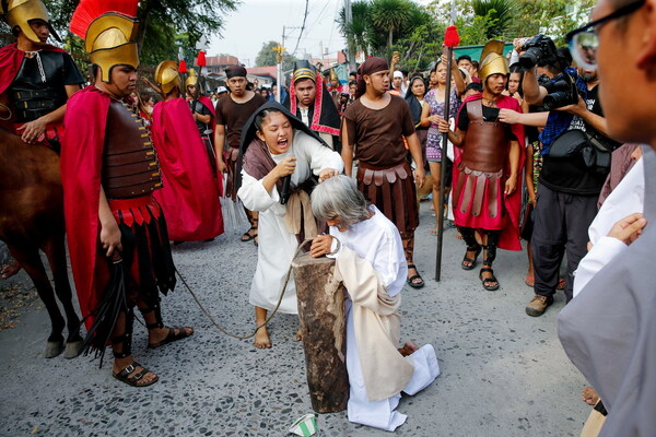 Φιλιππίνες: Καθολικοί σταυρώνονται με πραγματικά καρφιά αναβιώνοντας τη «θυσία του Χριστού»