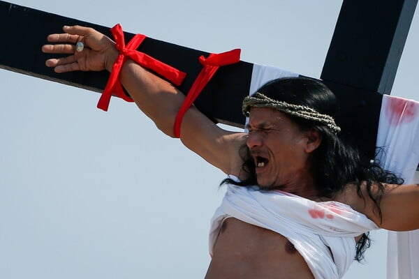 Φιλιππίνες: Καθολικοί σταυρώνονται με πραγματικά καρφιά αναβιώνοντας τη «θυσία του Χριστού»