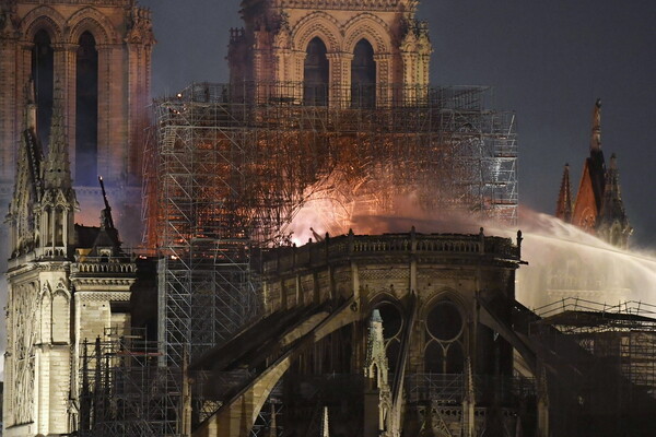 Υπό έλεγχο η φωτιά στην Παναγία των Παρισίων - Παγκόσμια θλίψη για την τεράστια καταστροφή