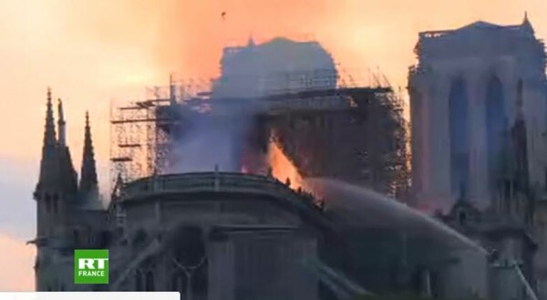 Παναγία των Παρισίων: Κατέρρευσε η οροφή εξαιτίας της πυρκαγίας - Τεράστια καταστροφή