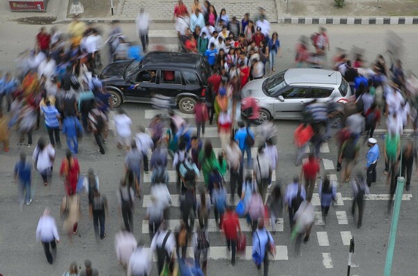 Ο πληθυσμός στη Γη έφτασε τα 7.7 δισεκατομμύρια - Πιο γηραιός, πιο κινητικός και ζει στις πόλεις