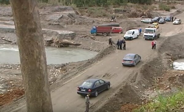 Κρήτη: Οι κάτοικοι έφτιαξαν μόνοι τους δρόμο για να διασχίζουν τον ποταμό Κερίτη