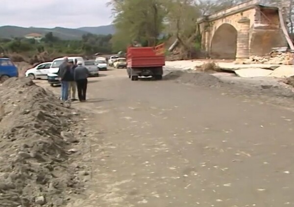 Κρήτη: Οι κάτοικοι έφτιαξαν μόνοι τους δρόμο για να διασχίζουν τον ποταμό Κερίτη