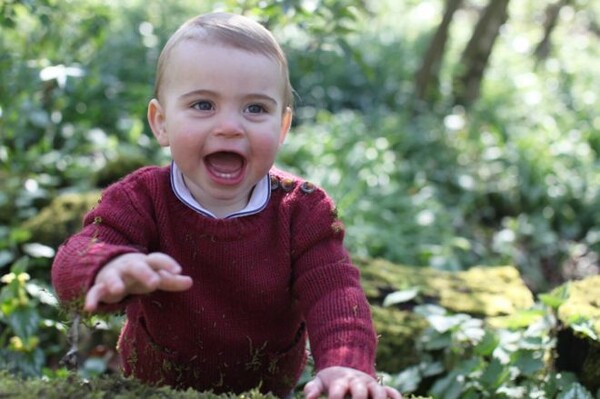 O μικρός πρίγκιπας Λούι έχει τα πρώτα του γενέθλια και η Κέιτ Μίντλετον τον φωτογράφισε