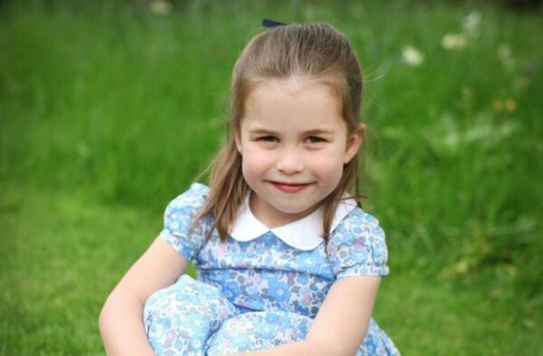 Η πριγκίπισσα Σάρλοτ έγινε 4 ετών και ποζάρει στον φακό για τη μαμά της