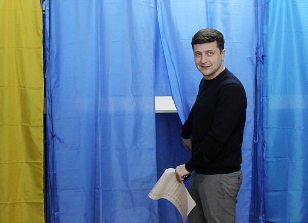 Προεδρικές εκλογές στην Ουκρανία με φαβορί τον κωμικό Βολοντίμιρ Ζελένσκι