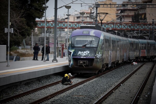 Αποχωρούν οι πρόσφυγες που είχαν καταλάβει τον σταθμό Λαρίσης