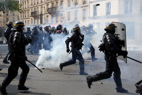 Χαοτική Πρωτομαγιά στο Παρίσι: «Ευχαριστούμε για τη Νοτρ Νταμ, αλλά δώστε κάτι και στους Άθλιους»