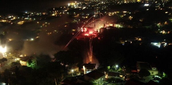 Ο εντυπωσιακός ρουκετοπόλεμος στην Χίο - Χιλιάδες ρουκέτες για το μοναδικό θέαμα