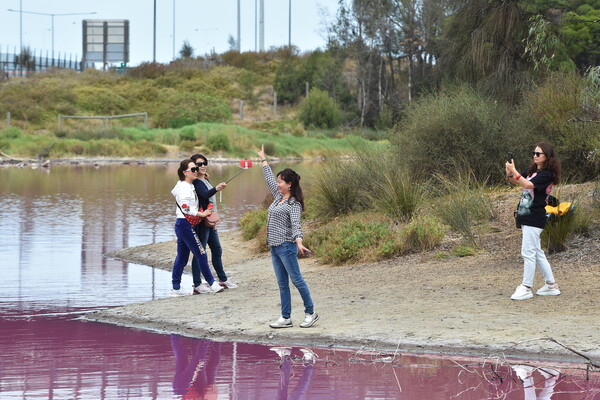 Μια ροζ λίμνη στη Μελβούρνη: Το εντυπωσιακό φυσικό φαινόμενο που μαγεύει τους επισκέπτες